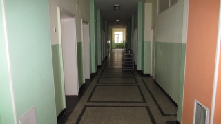 Аварийно ремонтират поликлиниката в Свищов съобщава БНР От течащия покрив се