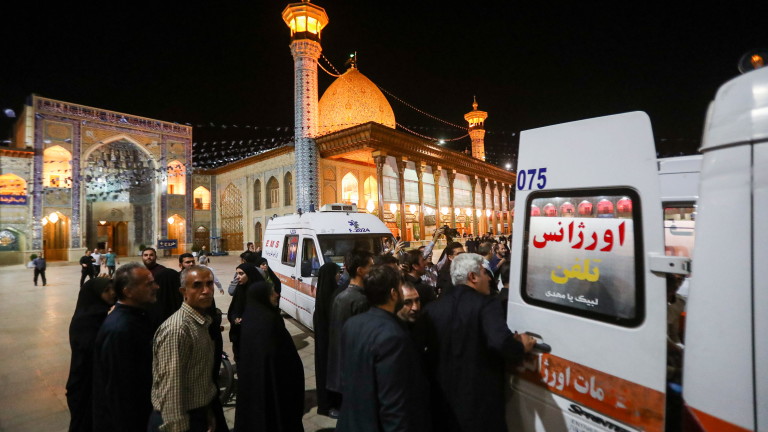 Най-малко един човек е бил убит в шиитско религиозно светилище