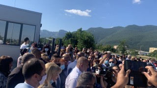 Работещите не спират да работят на пук на всички изграждат