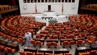 Парламентът на Турция прие спорен законопроект който предоставя на правителството