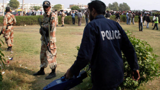 Атентат пред пакистански университет