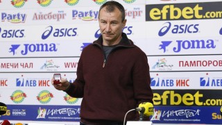 За треньор №1 за месец декември в Първа лига бе