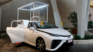 Папа Франциск се качва на водородна Toyota