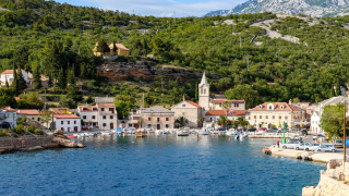 Бизнесменът, който купува крайбрежен хотел в Хърватия, за да могат неговите 200 служители да почиват безплатно