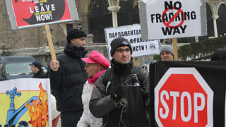 Антифракинг протест посрещна „Шеврон” и „Мелроуз” в София