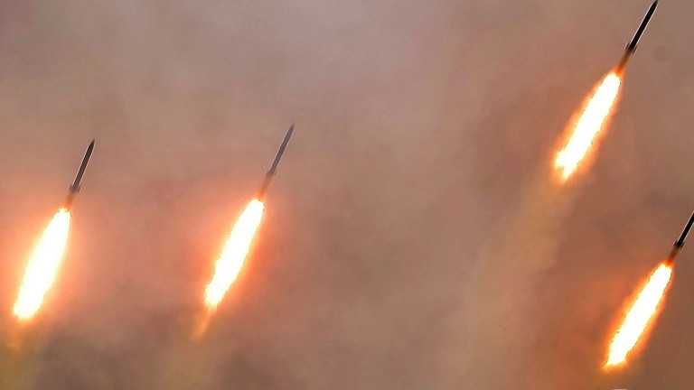 Северна Корея изстреля балистична ракета към Източно море в понеделник.
