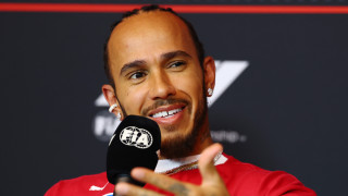 Освен с успехите си във Формула 1 Люис Хамилтън е