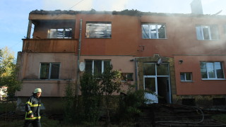 Жилищен блок горя в Божурище, няма ранени