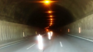 Аварирал бус забави движението край тунел Витиня