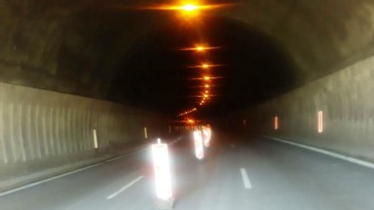 Аварирал ТИР в тунел "Витиня"
