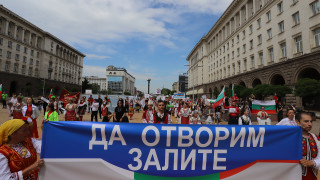Танцьори и музиканти излязоха на протест под прозорците на властта