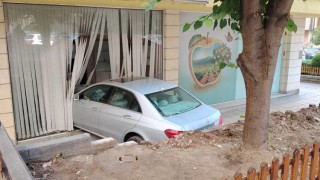 Жена се взряза с колата си в офис в София