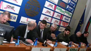 Полицаите продължават с протестите