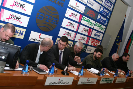 Полицаите продължават с протестите