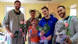 Днес играчите от мъжкия баскетболен отбор на Балкан подариха цветя