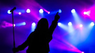 През 90 те години бяха създадени едни от най емблематичните музикални хитове