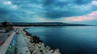 Продължава издирването на двете деца които паднаха в морето край