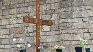 Бездомник се сдоби с обвинение за оскверняването на гроба на патриарх Неофит