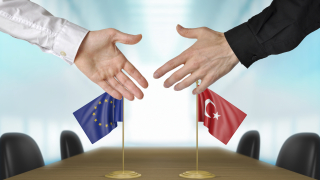 ЕС призова Турция да съхрани демокрацията, засилва критиките