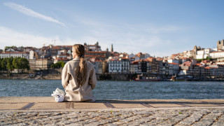 Разхождаме се по криволичещите улички на Порто в топла лятна