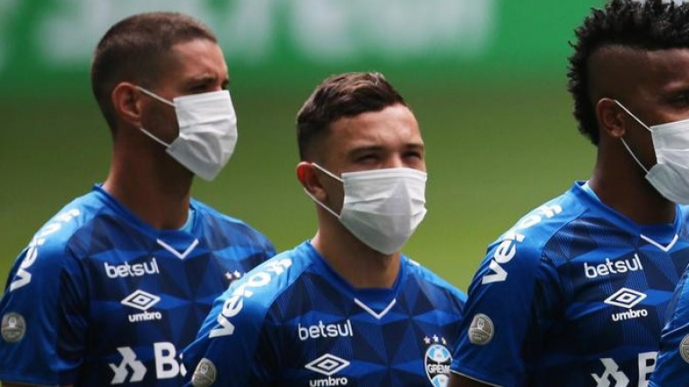 Футболистите на Гремио излязоха на терена с маски. По този