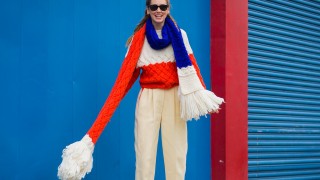 С одеяло на улицата