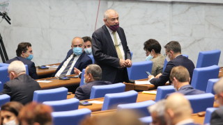 Депутатите от БСП настояват за национална здравна политика заради пандемията