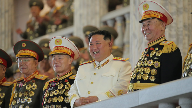 Северна Корея проведе военен парад в Пхенян, за да отбележи