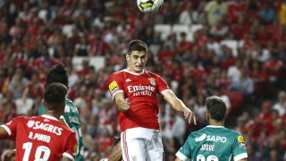 Антонио Силва е 18 годишно момче което играе страхотно с фланелката