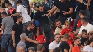 По време на тежката загуба на Сърбия с 0 5 от