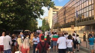 Десетки протестиращи се събраха пред сградата на посолството на Германия