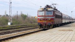 Влак дерайлира на прелез в село Кардам