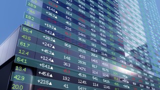 Уолстрийт чупи рекорд след рекорд а облигационният пазар едновременно изпраща