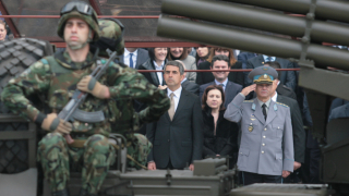 Да бъдем патриоти, а не криворазбрани националисти, зове Плевнелиев на парада 