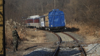 Железопътна дипломация Южнокорейски влакове потеглиха към КНДР за първи път