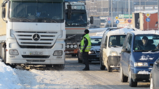 Възстановено е преминаването на товарни автомобили през ГКПП Гюешево съобщи