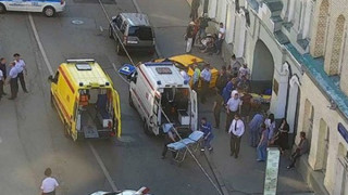 Най малко седем души са пострадали след като такси е навлязло