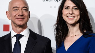 Изпълнителният директор на Amazon Джеф Безос и съпругата му Макензи