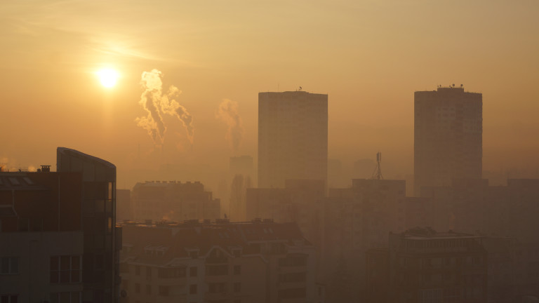 Опасно замърсен въздух над София и днес 