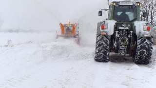 Над 1000 машини чистят пътищата в районите със снеговалеж към