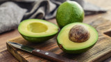 Авокадото, потъмняването и защо да не режем плода с метален нож