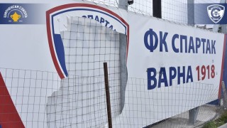 Вандали са нарязали винилите на стадиона на Спартак Варна съобщиха