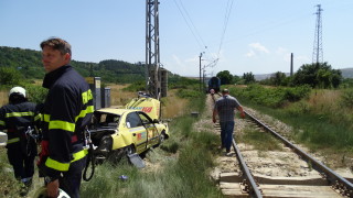 Бързият влак Бургас София удари автомобил неправомерно навлязъл в жп прелез