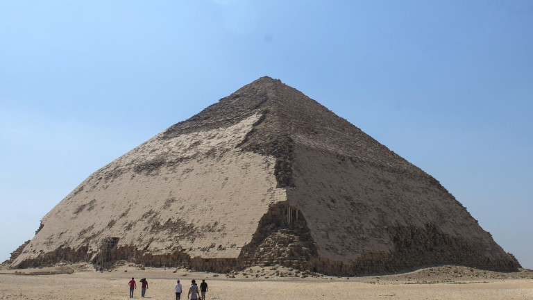 Египет отвори две древни пирамиди южно от Кайро за туристи