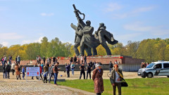 Руски съюз на Латвия пази съветски паметник в Рига