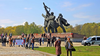 Започна демонтирането на съветски паметник в Рига