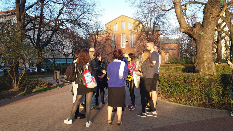 Здравко Петров (с очилата) с група по време на обиколка на Исторически направления на София