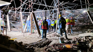 Спасителни екипи продължават издирването на десетки строителни работници които изчезнаха