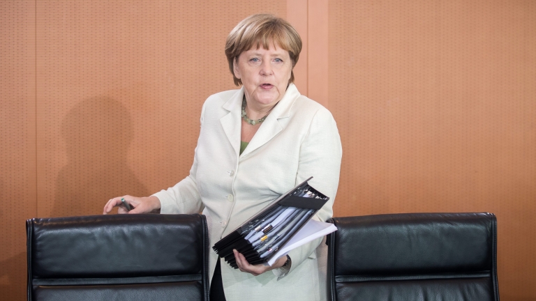 Меркел си увеличи заплатата до близо €20 хил. на месец 