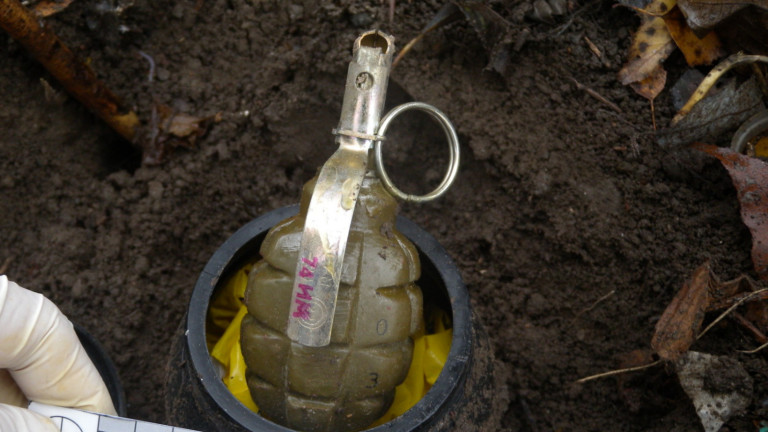 Откриха бойни гранати под два автомобила във Варна
